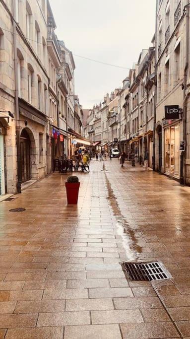 Studio Renove Avec Patio, Coeur Du Centre Ville Besançon Exterior foto